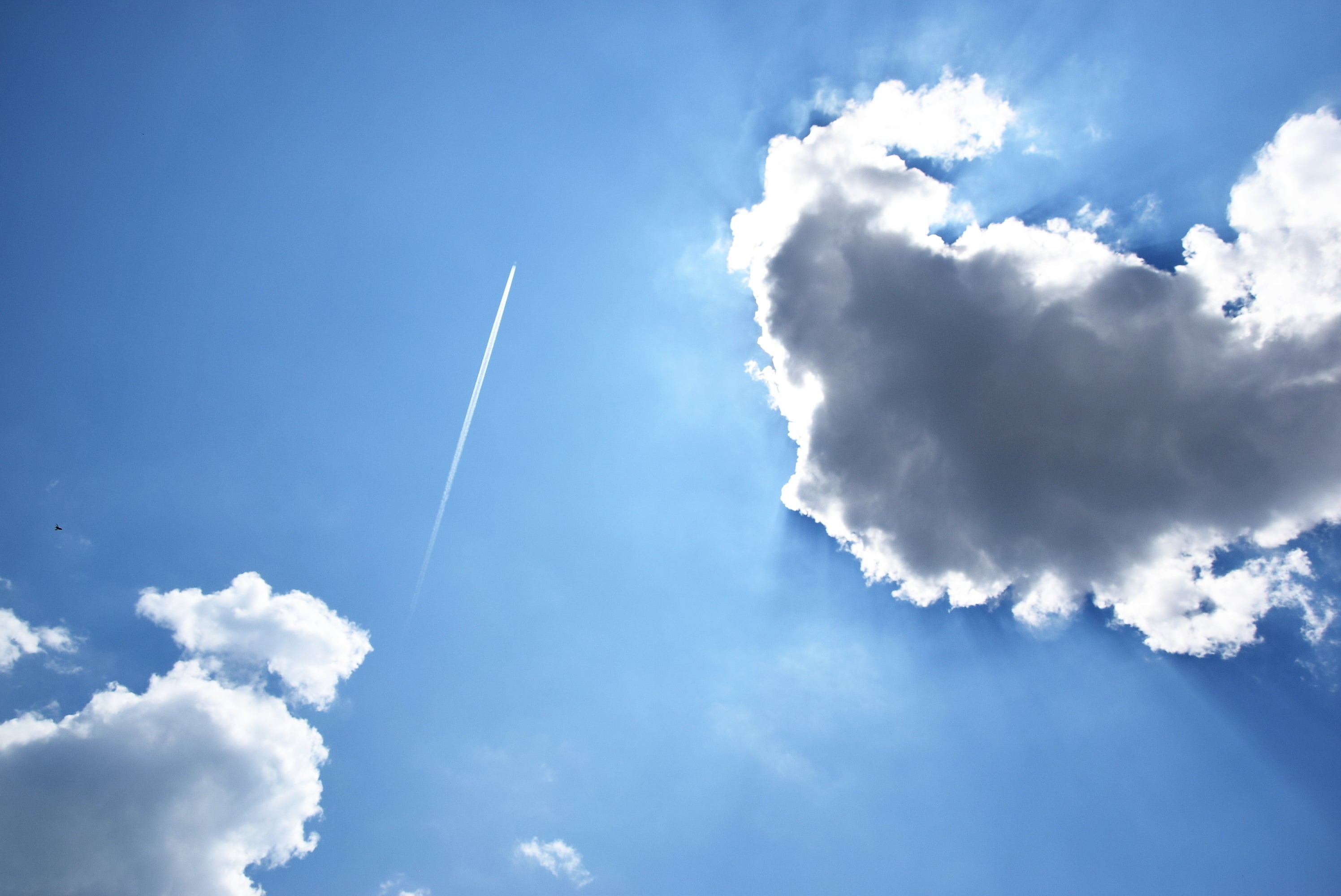 blauer Himmel als Symbol für Atmungsaktivität natürlicher Sommerdecken