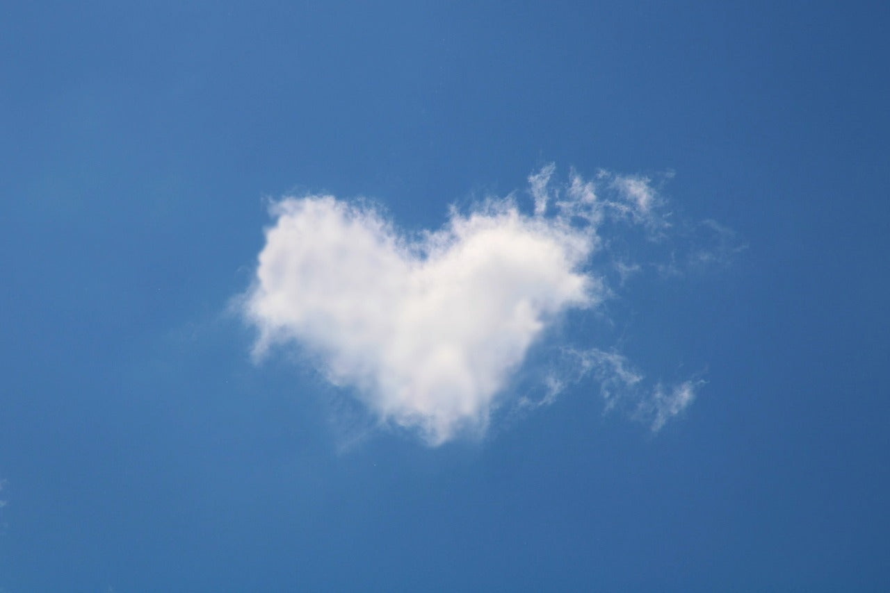 Himmel mit Herzwolke als Symbol für himmlischen Schlaf mit Lyocell Bettdecken