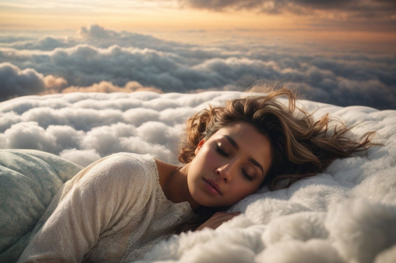 Frau schläft auf Wolken: So fühlt sich guter Schlaf mit Lyocell Bettdecken an